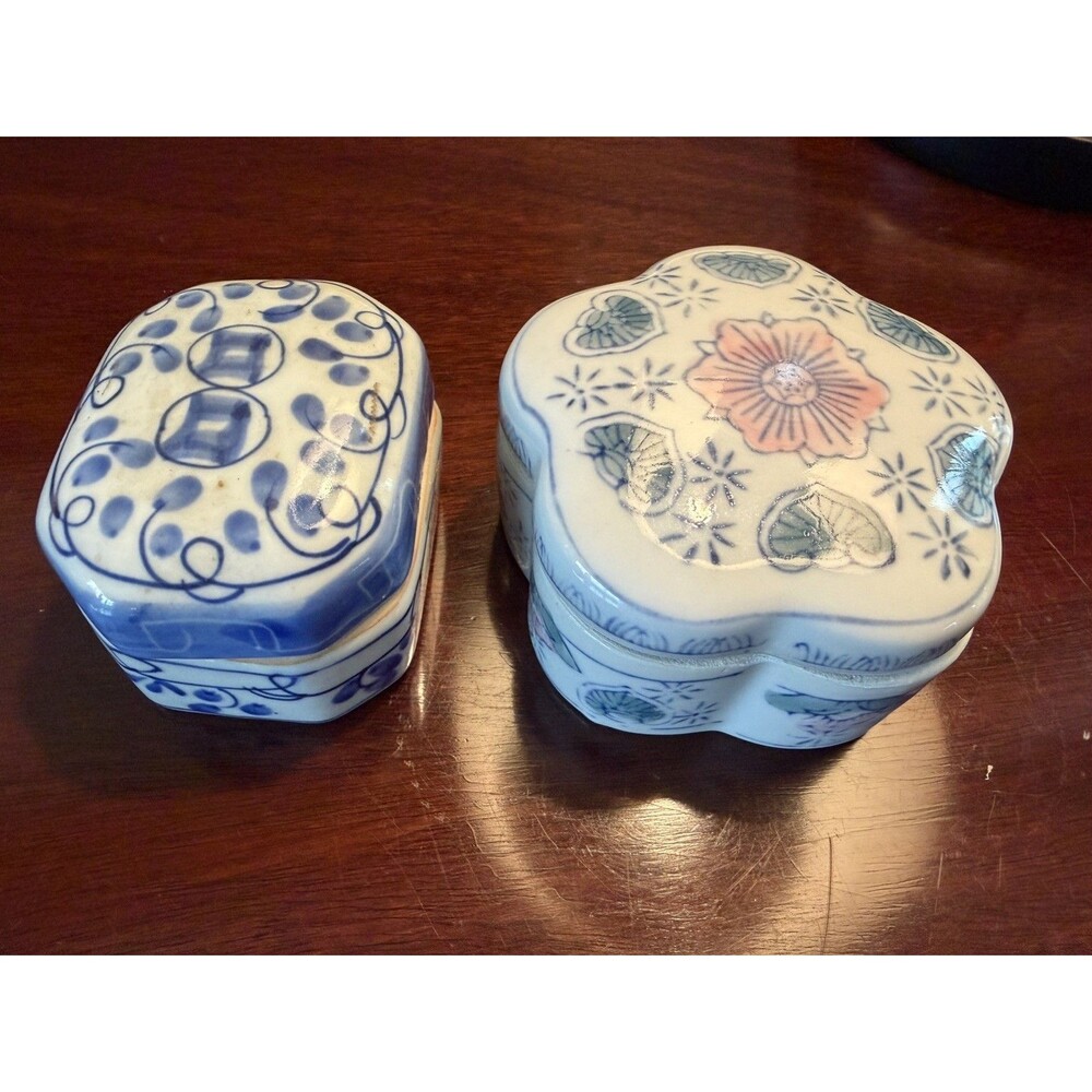Blue and White Porcelain Round Trinket Box Lidded Chinoiserie Floral